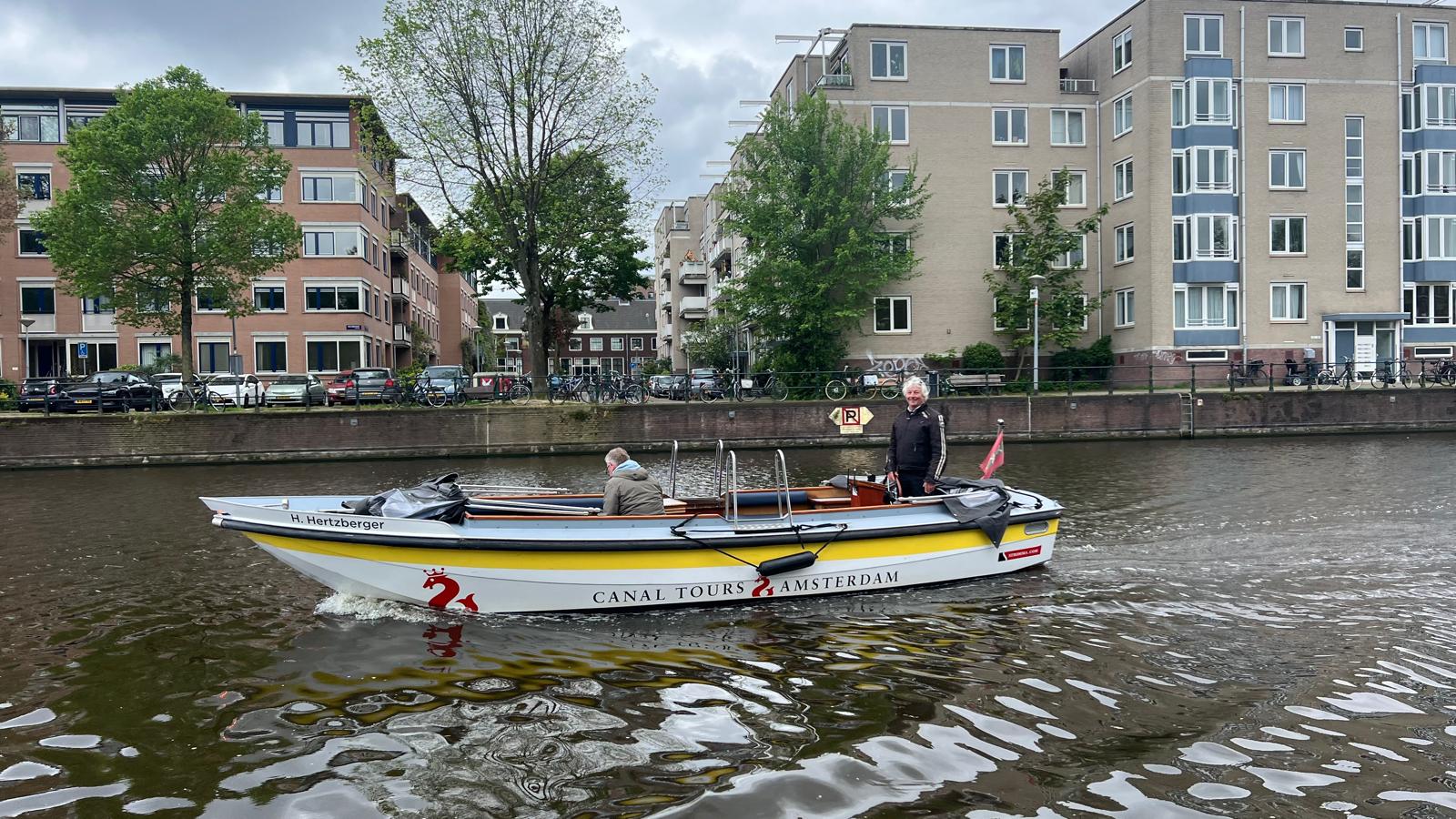 Kapitein Erik-Jan en Product Owner Sven, varend door Amsterdam
